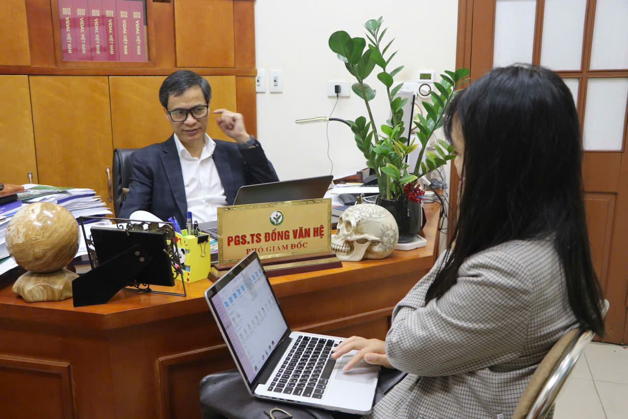 PGS Việt 2 lần được Nga mời mổ thị phạm: Tự mày mò làm chủ kỹ thuật mổ ‘đi du lịch trong não người' PGS Việt 2 lần được Nga mời mổ thị phạm: Tự mày mò làm chủ kỹ thuật mổ ‘đi du lịch trong não người'