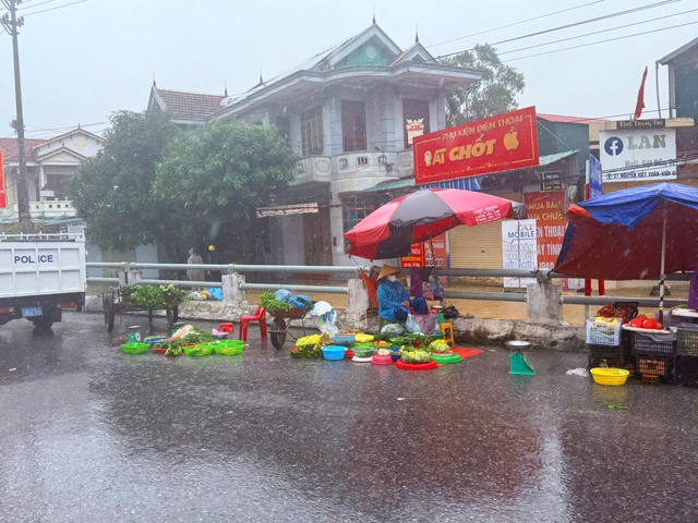 Biển nước bao vây xã Lệ Thủy, người dân hối hả chạy lũ- Ảnh 10. Biển nước bao vây xã Lệ Thủy, người dân hối hả chạy lũ- Ảnh 10.