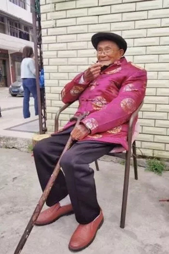 Bí quyết sống lâu của cụ ông 111 tuổi luôn uống rượu, hút thuốc, ăn đường Bí quyết sống lâu của cụ ông 111 tuổi luôn uống rượu, hút thuốc, ăn đường