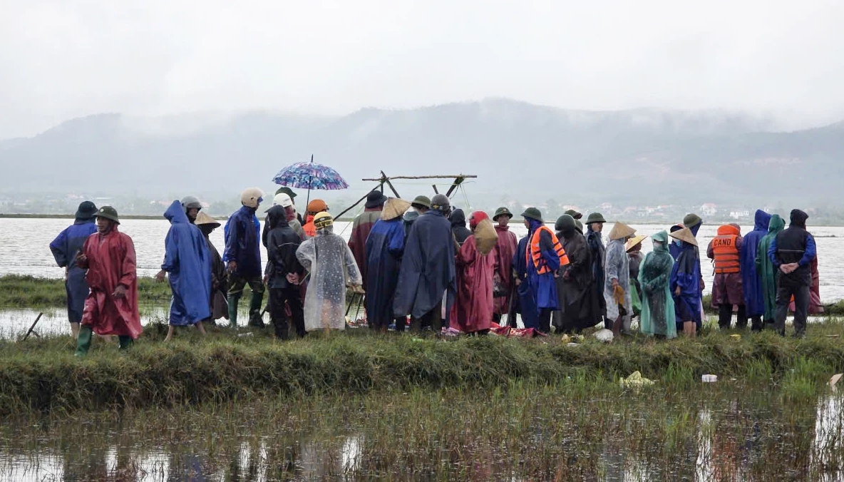 Mưa lớn ở Quảng Trị gây ngập lụt , sạt lở và tê liệt giao thông - Ảnh 3. Mưa lớn ở Quảng Trị gây ngập lụt , sạt lở và tê liệt giao thông - Ảnh 3.