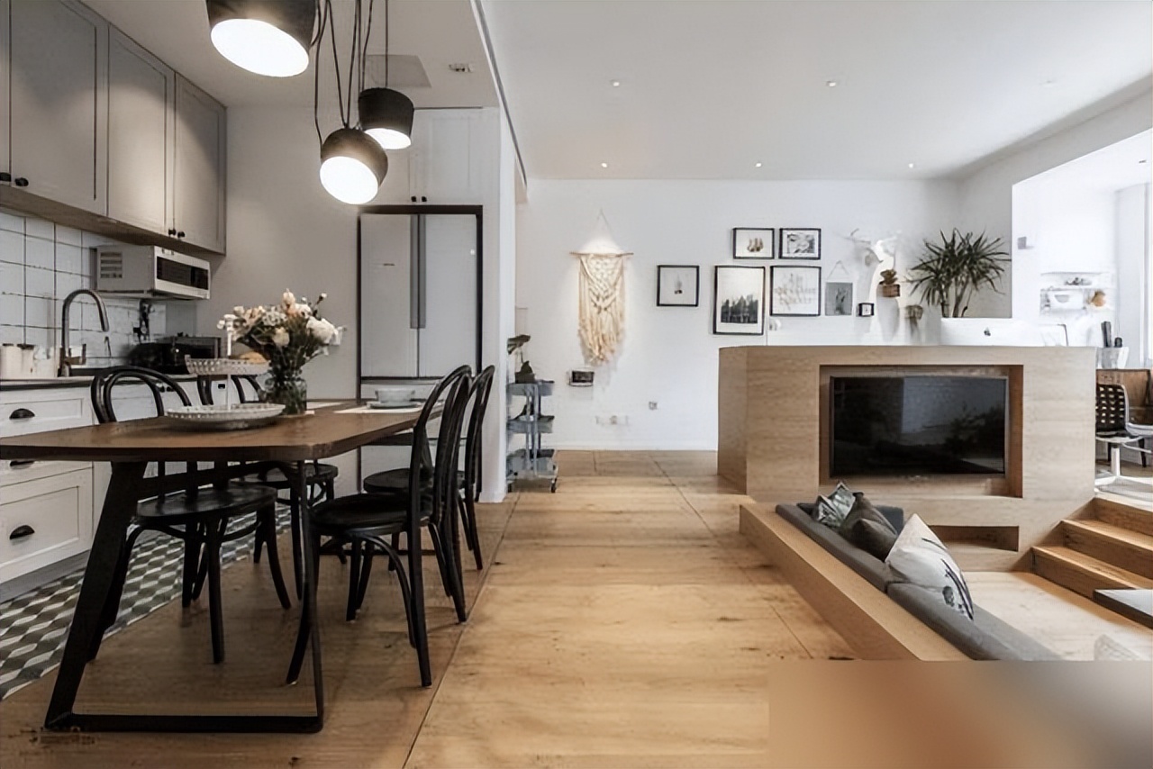 Tưởng chồng làm liều khi hạ sàn phòng khách 45 cm, ai ngờ lại tạo nên góc sống khiến ai đến cũng khen thông minh!- Ảnh 2. Tưởng chồng làm liều khi hạ sàn phòng khách 45 cm, ai ngờ lại tạo nên góc sống khiến ai đến cũng khen thông minh!- Ảnh 2.