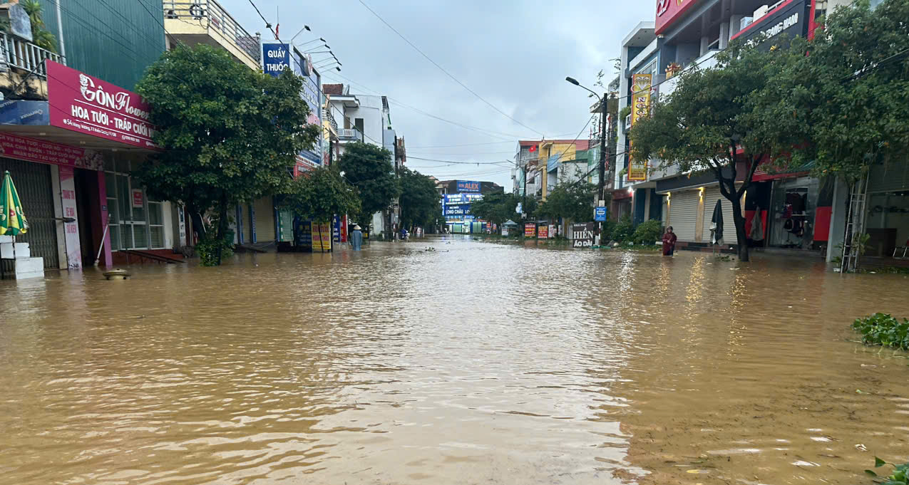 Mưa lớn ở Quảng Trị gây ngập lụt , sạt lở và tê liệt giao thông - Ảnh 2. Mưa lớn ở Quảng Trị gây ngập lụt , sạt lở và tê liệt giao thông - Ảnh 2.