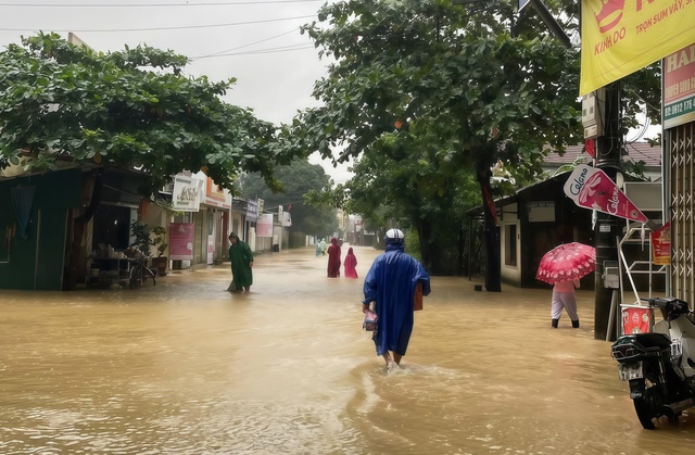 Biển nước bao vây xã Lệ Thủy, người dân hối hả chạy lũ- Ảnh 3. Biển nước bao vây xã Lệ Thủy, người dân hối hả chạy lũ- Ảnh 3.