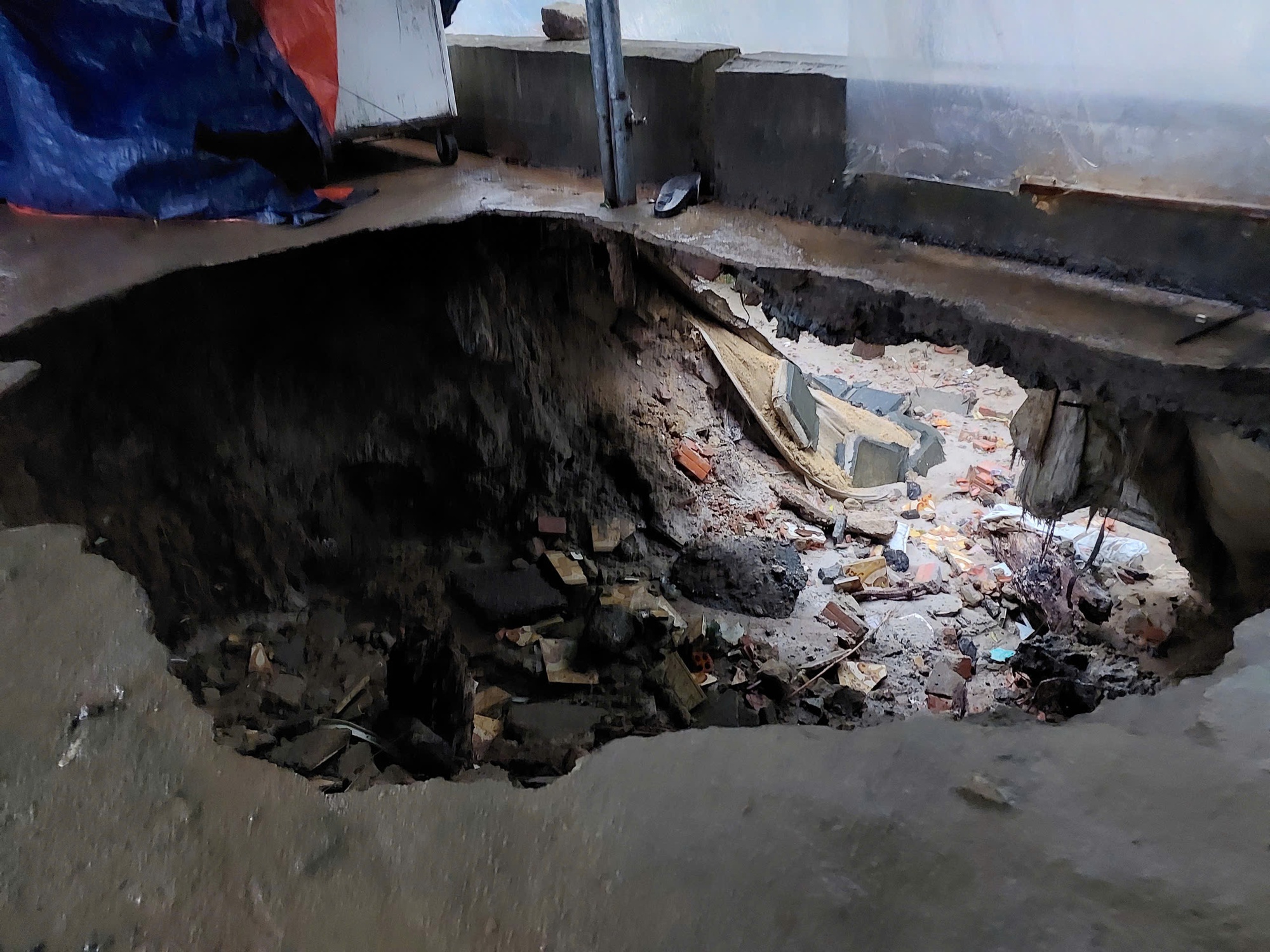 CLIP: Mưa lớn, xuất hiện hố sụp ở khu chung cư tại Đà Nẵng