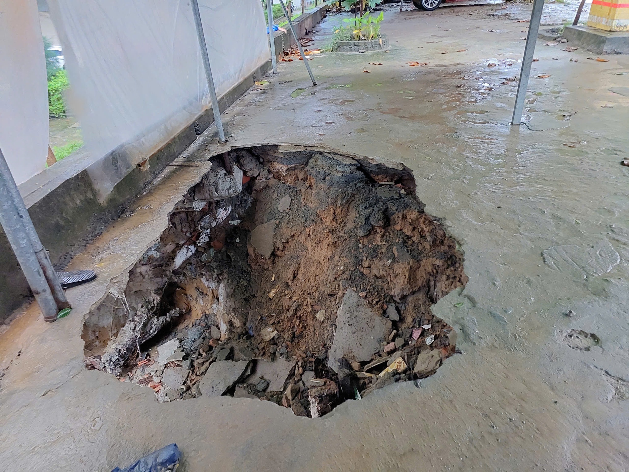 CLIP: Mưa lớn, xuất hiện hố sụp ở khu chung cư tại Đà Nẵng