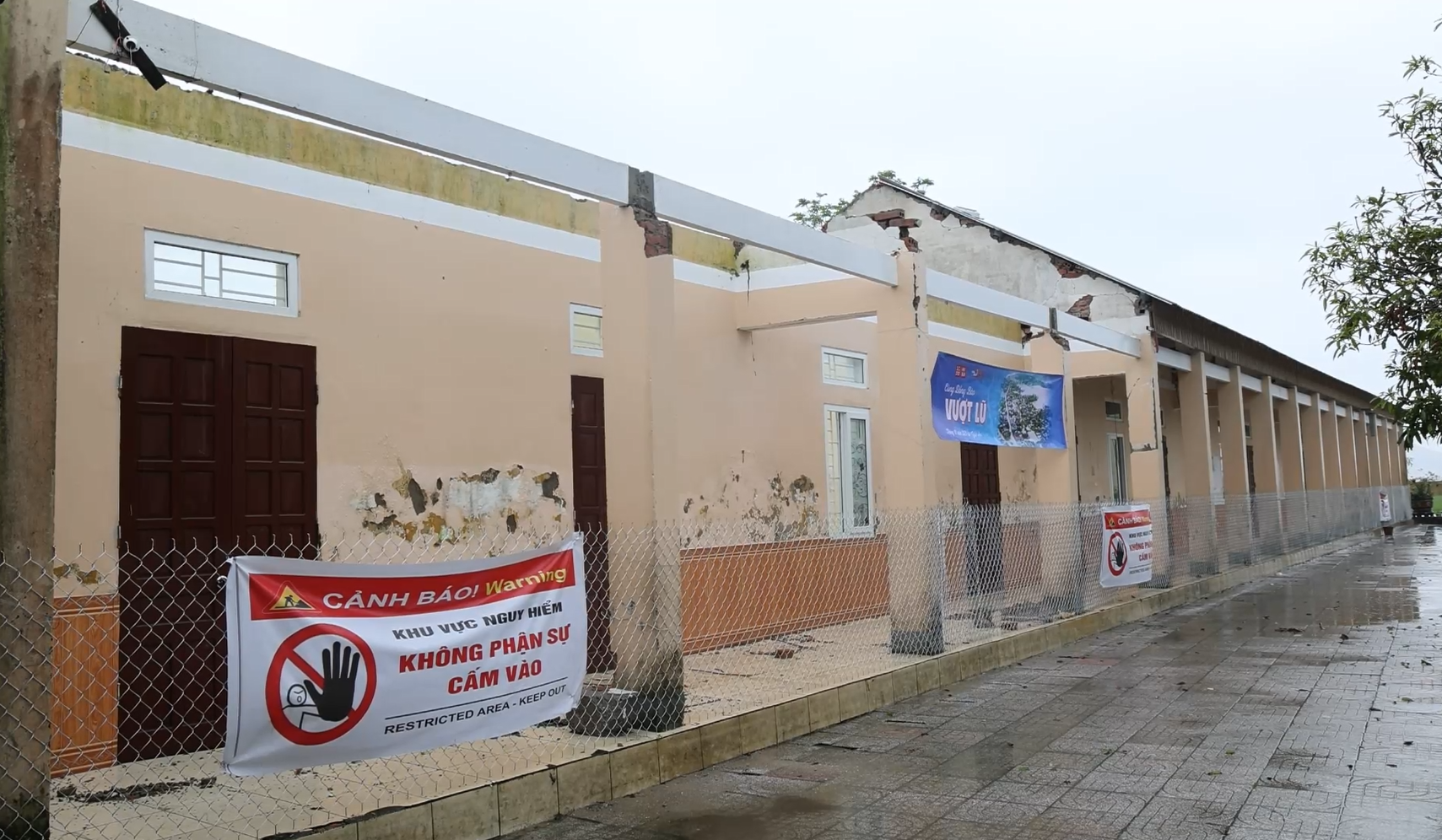 Từ những mái tôn tốc gió đến hành trình trở lại lớp học: Những cú ‘bắt tay’ góp sức cùng học sinh vùng lũ- Ảnh 1.