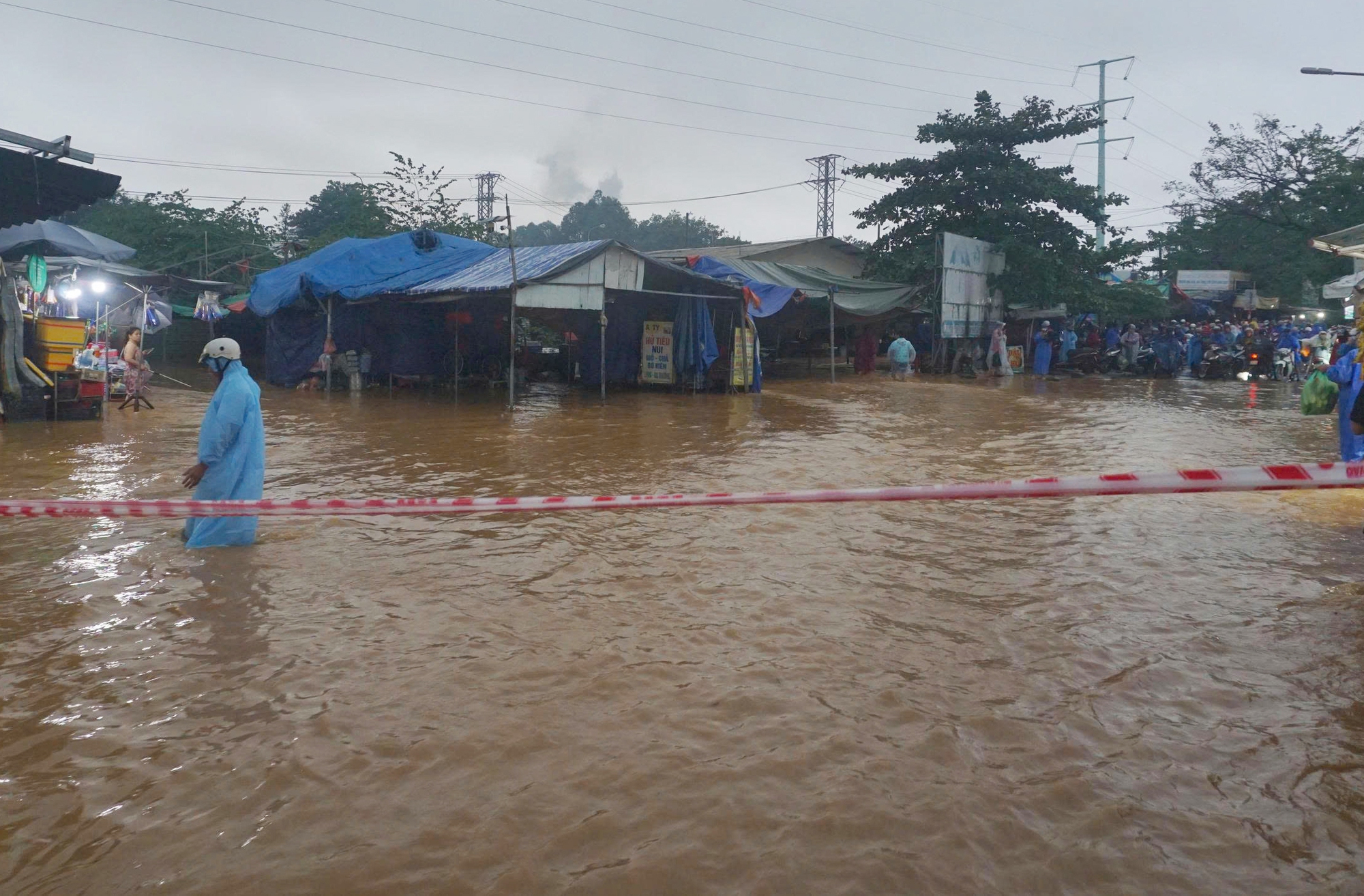 Mưa lớn gây ngập nặng Đà Nẵng , hố sụp tại chung cư Hòa Khánh - Ảnh 11.