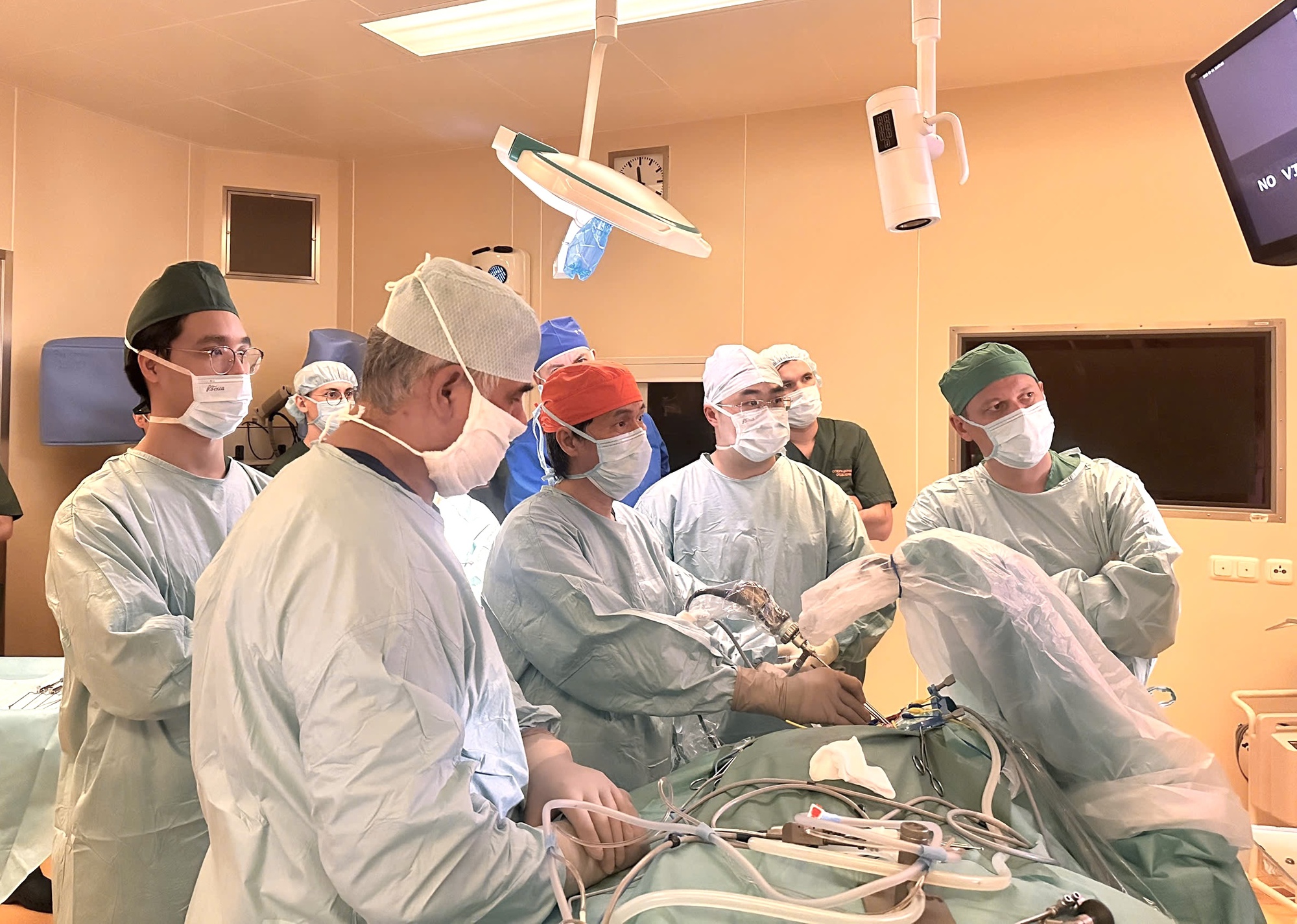 PGS Việt 2 lần được Nga mời mổ thị phạm: Tự mày mò làm chủ kỹ thuật mổ ‘đi du lịch trong não người' PGS Việt 2 lần được Nga mời mổ thị phạm: Tự mày mò làm chủ kỹ thuật mổ ‘đi du lịch trong não người'