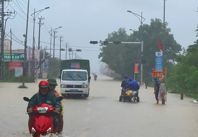 Biển nước bao vây xã Lệ Thủy, người dân hối hả chạy lũ- Ảnh 1. Biển nước bao vây xã Lệ Thủy, người dân hối hả chạy lũ- Ảnh 1.
