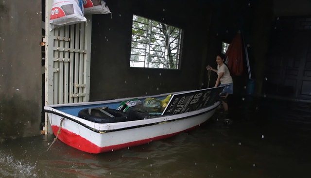 Biển nước bao vây xã Lệ Thủy, người dân hối hả chạy lũ- Ảnh 2. Biển nước bao vây xã Lệ Thủy, người dân hối hả chạy lũ- Ảnh 2.