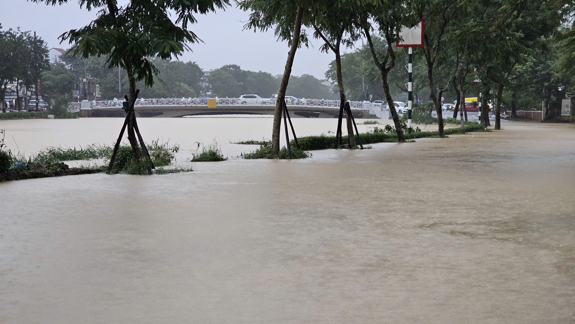 Lũ “tập 3” bắt đầu tại Huế, cảnh báo diễn biến phức tạp do bão Kalmaegi Lũ “tập 3” bắt đầu tại Huế, cảnh báo diễn biến phức tạp do bão Kalmaegi