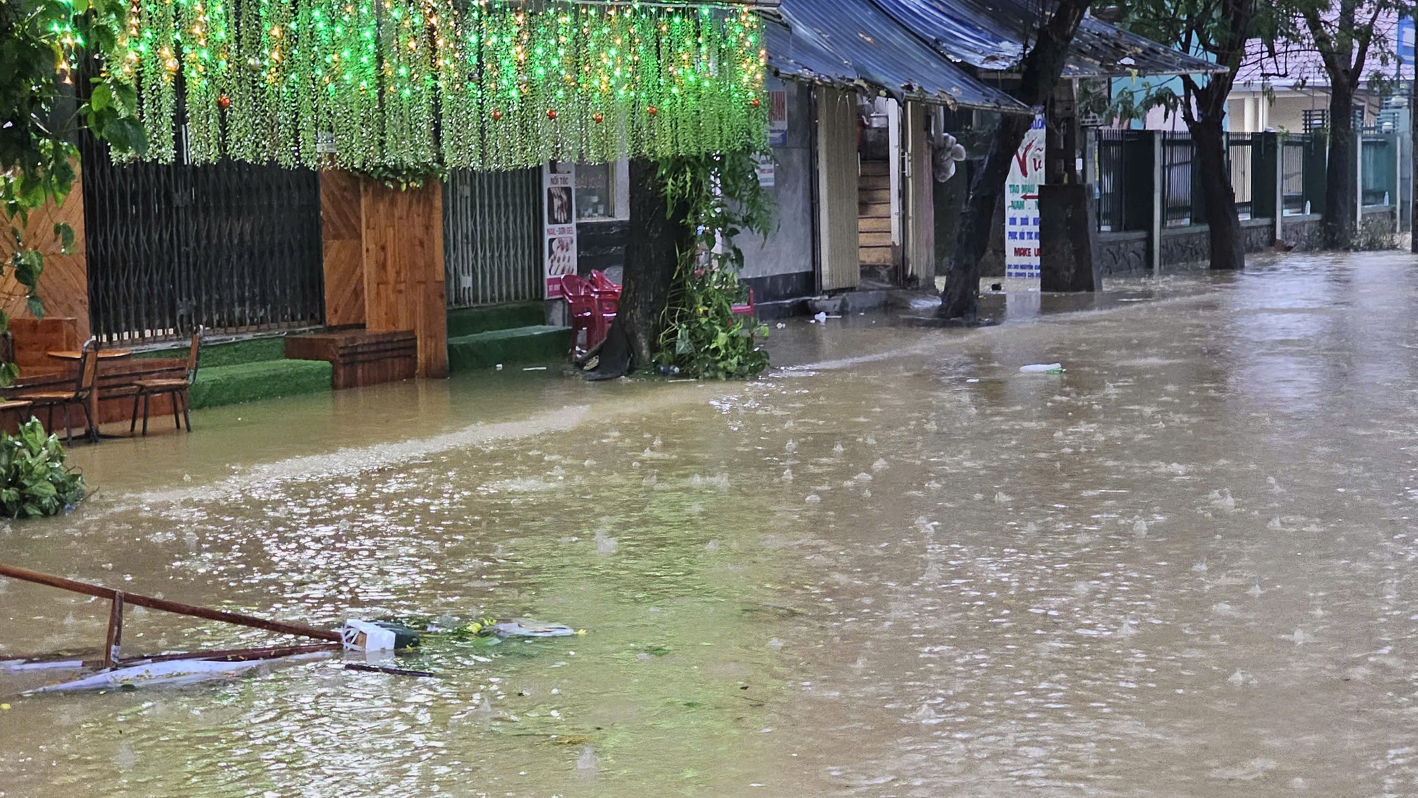 Lũ “tập 3” bắt đầu tại Huế, cảnh báo diễn biến phức tạp do bão Kalmaegi Lũ “tập 3” bắt đầu tại Huế, cảnh báo diễn biến phức tạp do bão Kalmaegi