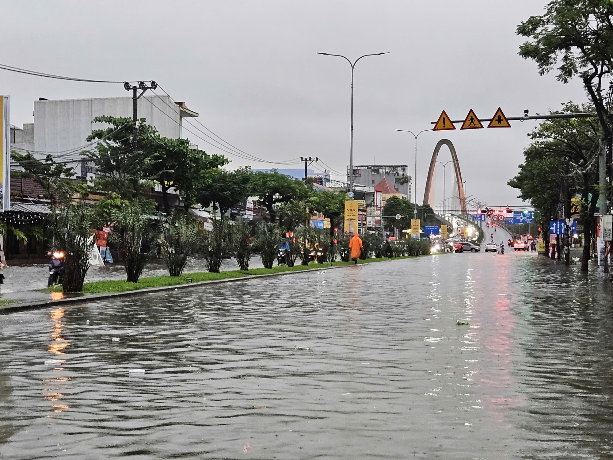 Mưa lớn gây ngập nặng Đà Nẵng , hố sụp tại chung cư Hòa Khánh - Ảnh 13.
