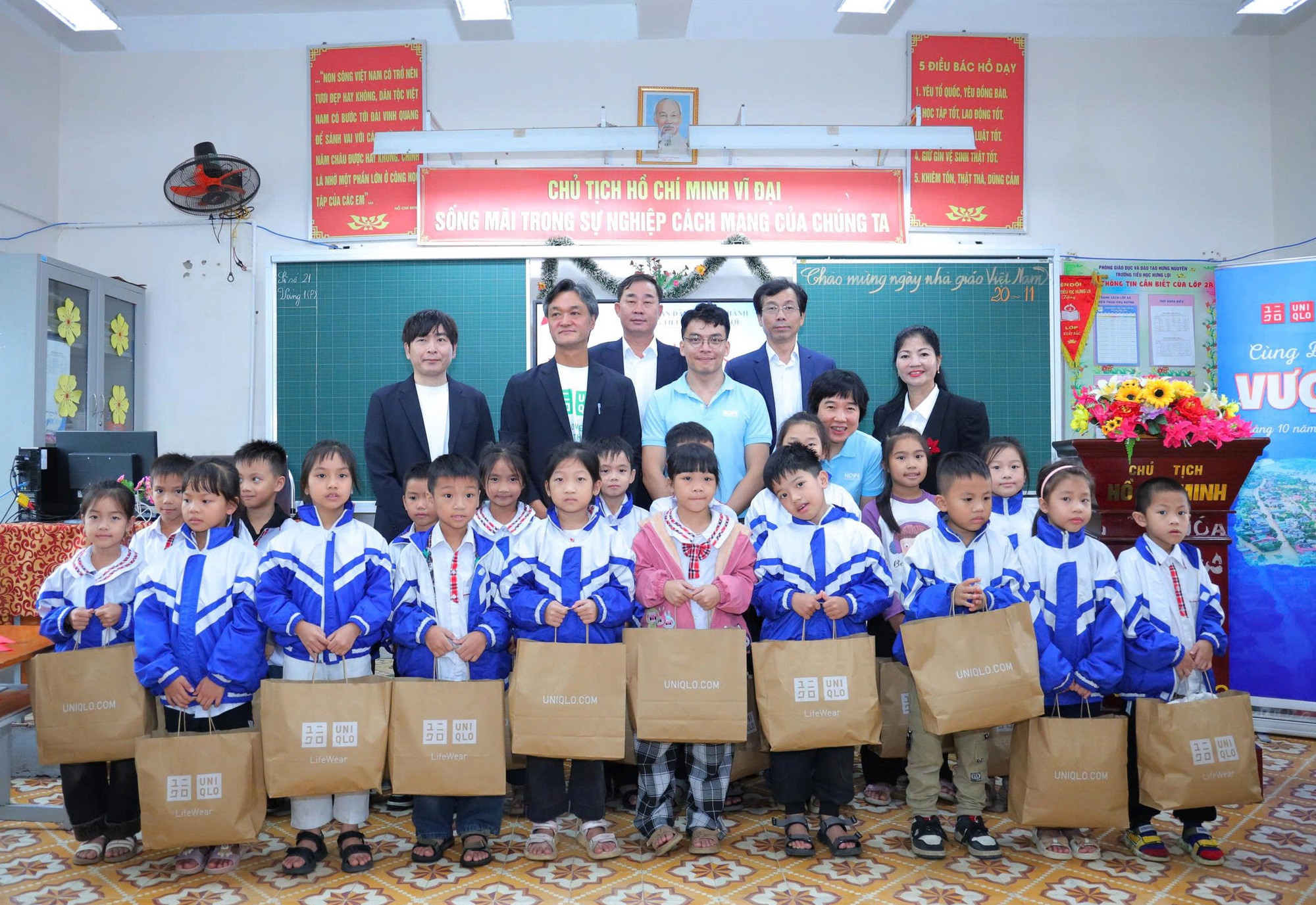 Từ những mái tôn tốc gió đến hành trình trở lại lớp học: Những cú ‘bắt tay’ góp sức cùng học sinh vùng lũ- Ảnh 2.