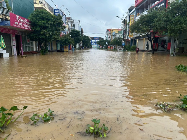 Biển nước bao vây xã Lệ Thủy, người dân hối hả chạy lũ- Ảnh 15. Biển nước bao vây xã Lệ Thủy, người dân hối hả chạy lũ- Ảnh 15.