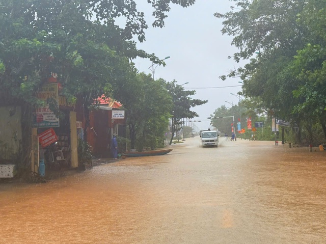 Biển nước bao vây xã Lệ Thủy, người dân hối hả chạy lũ- Ảnh 16. Biển nước bao vây xã Lệ Thủy, người dân hối hả chạy lũ- Ảnh 16.