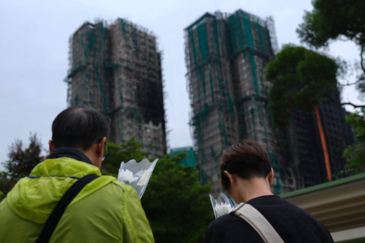 Hình ảnh đau thương 4 ngày sau hỏa hoạn tại Hong Kong và công tác cứu hộ khẩn cấp - Ảnh 4. Hình ảnh đau thương 4 ngày sau hỏa hoạn tại Hong Kong và công tác cứu hộ khẩn cấp - Ảnh 4.