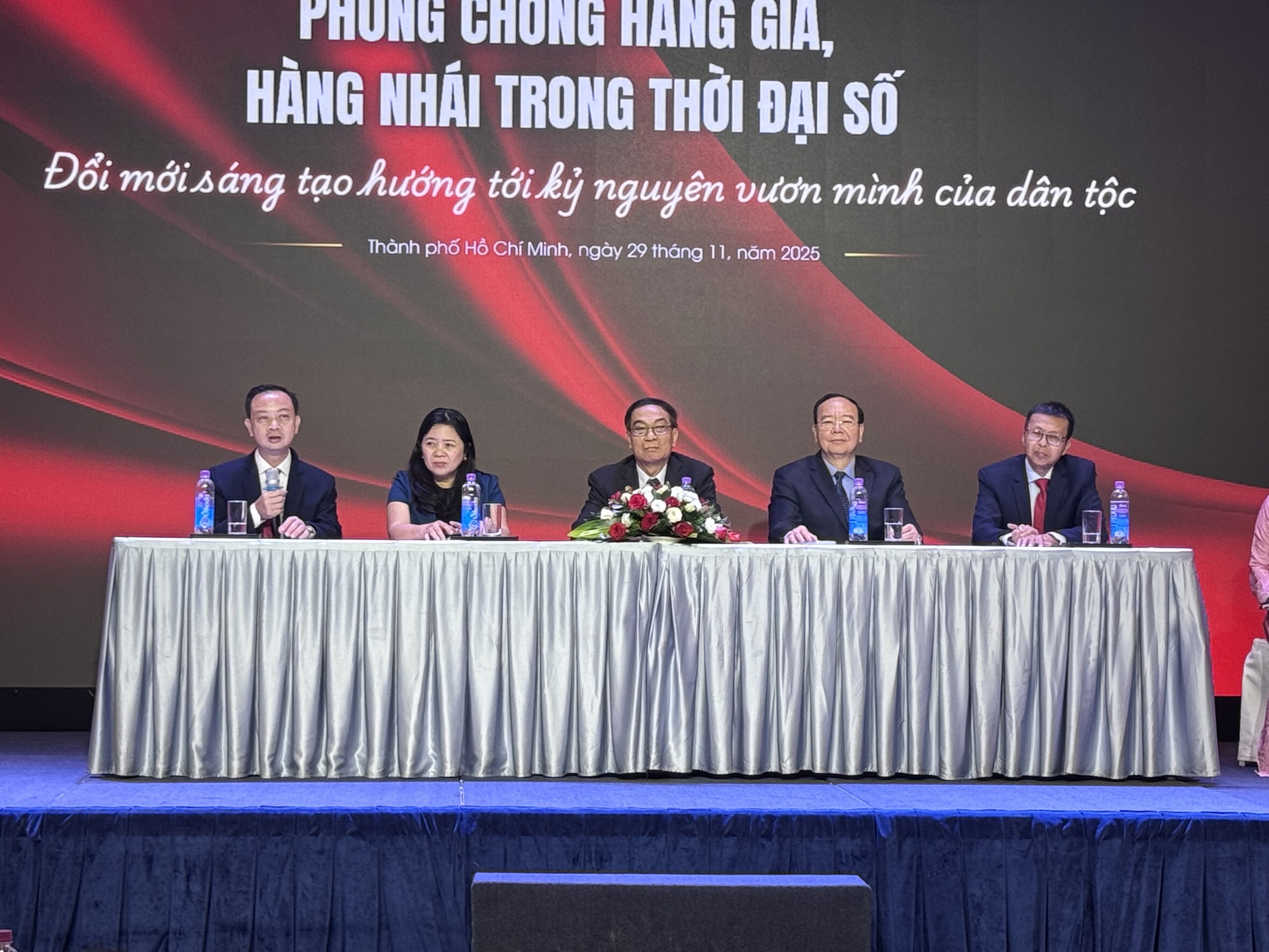 Quản lý thị trường rà soát chợ mạng để chống hàng giả hiệu quả - Ảnh 1.