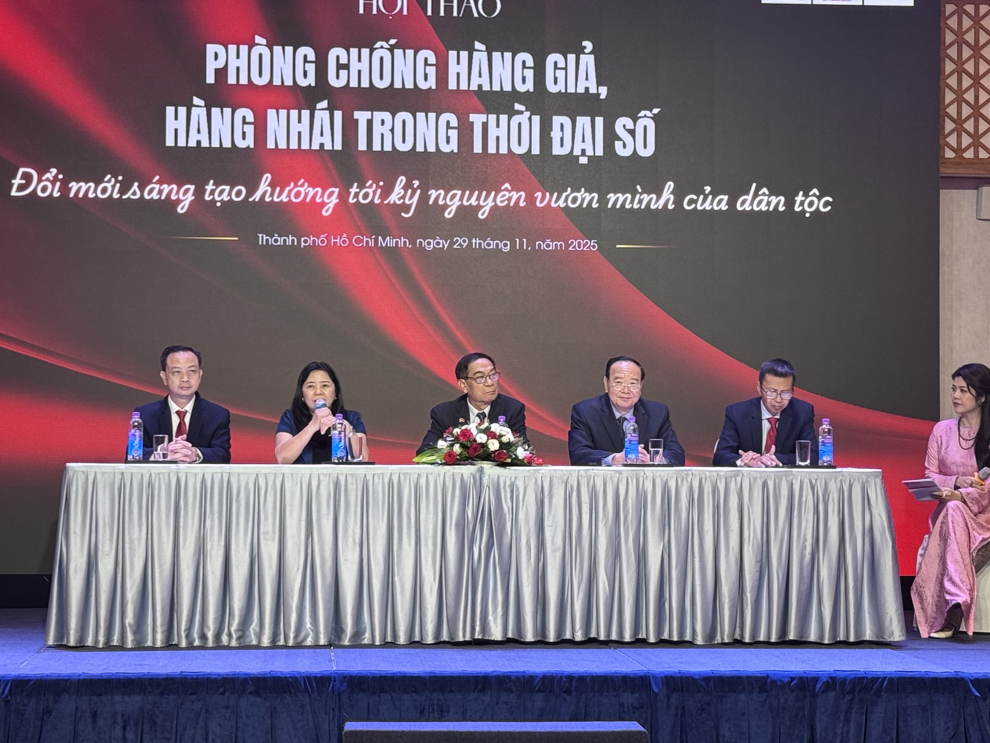 Quản lý thị trường rà soát chợ mạng để chống hàng giả hiệu quả - Ảnh 2.