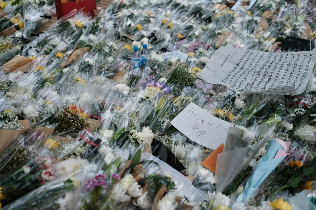 Hình ảnh đau thương 4 ngày sau hỏa hoạn tại Hong Kong và công tác cứu hộ khẩn cấp - Ảnh 1. Hình ảnh đau thương 4 ngày sau hỏa hoạn tại Hong Kong và công tác cứu hộ khẩn cấp - Ảnh 1.