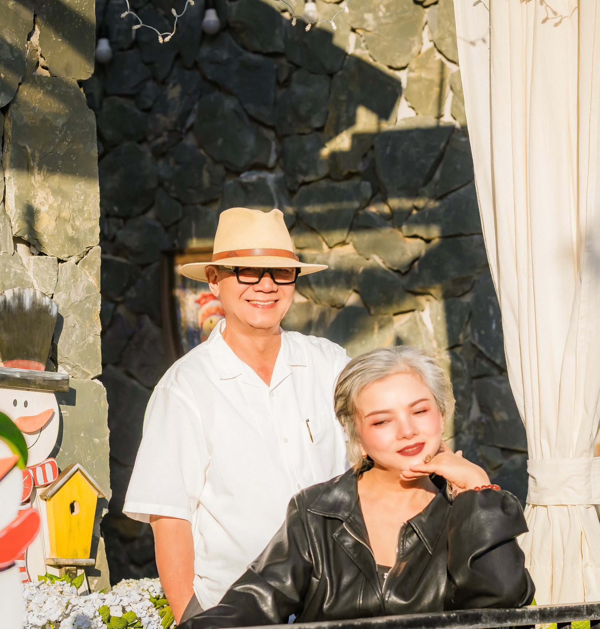 Nữ Đại tá là NSND tóc bạc trắng vẫn đẹp tỏa sáng khi ở bên chồng tài tử, cái nắm tay cũng gây chú ý- Ảnh 5.