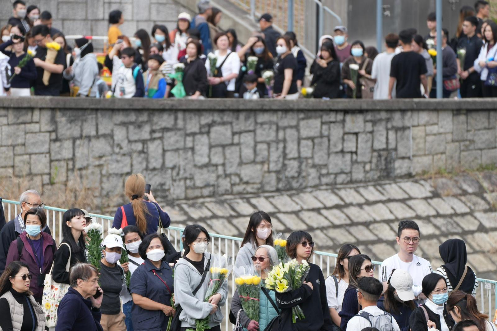 Hình ảnh đau thương 4 ngày sau hỏa hoạn tại Hong Kong và công tác cứu hộ khẩn cấp - Ảnh 5. Hình ảnh đau thương 4 ngày sau hỏa hoạn tại Hong Kong và công tác cứu hộ khẩn cấp - Ảnh 5.