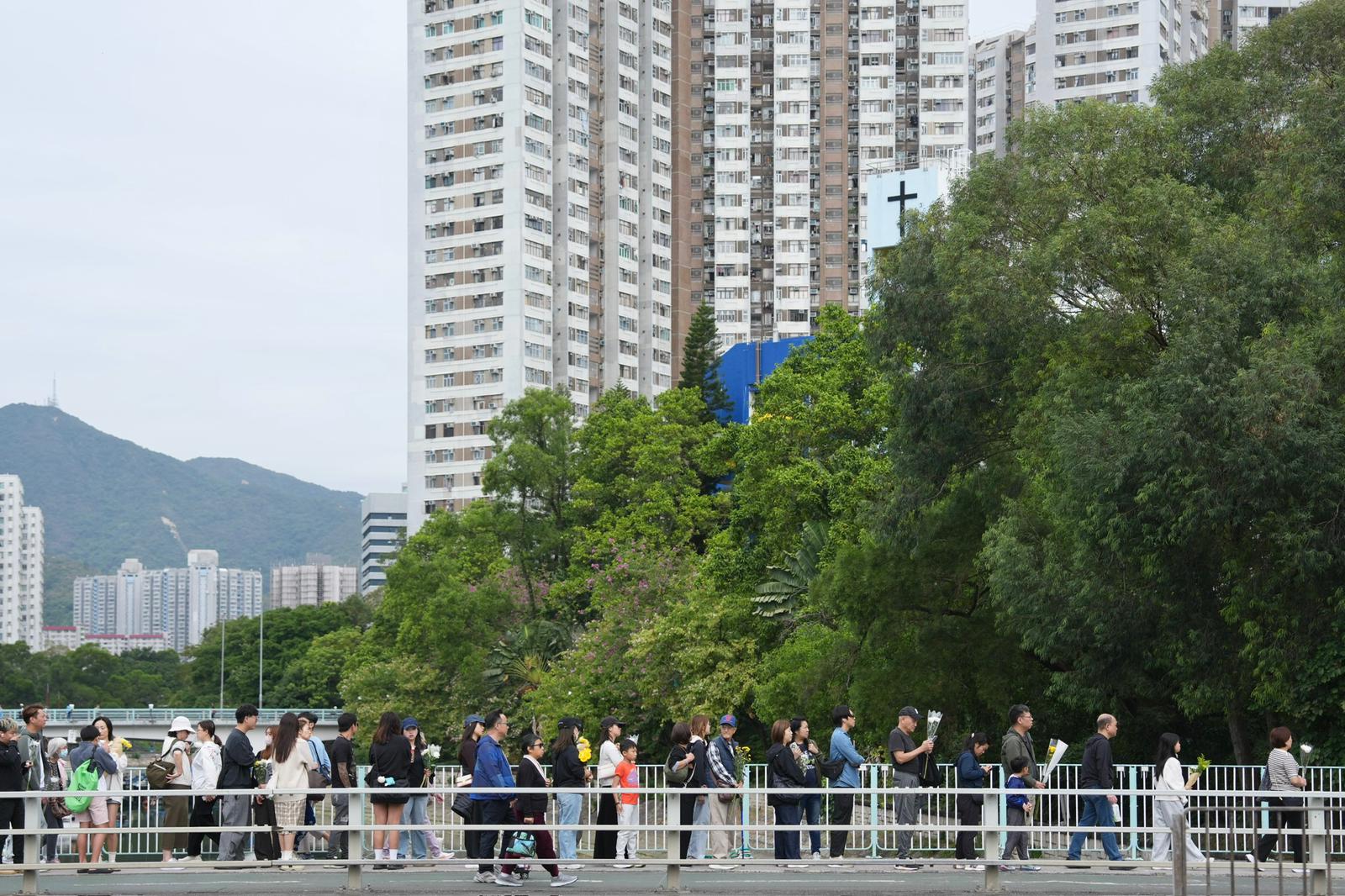 Hình ảnh đau thương 4 ngày sau hỏa hoạn tại Hong Kong và công tác cứu hộ khẩn cấp - Ảnh 9. Hình ảnh đau thương 4 ngày sau hỏa hoạn tại Hong Kong và công tác cứu hộ khẩn cấp - Ảnh 9.