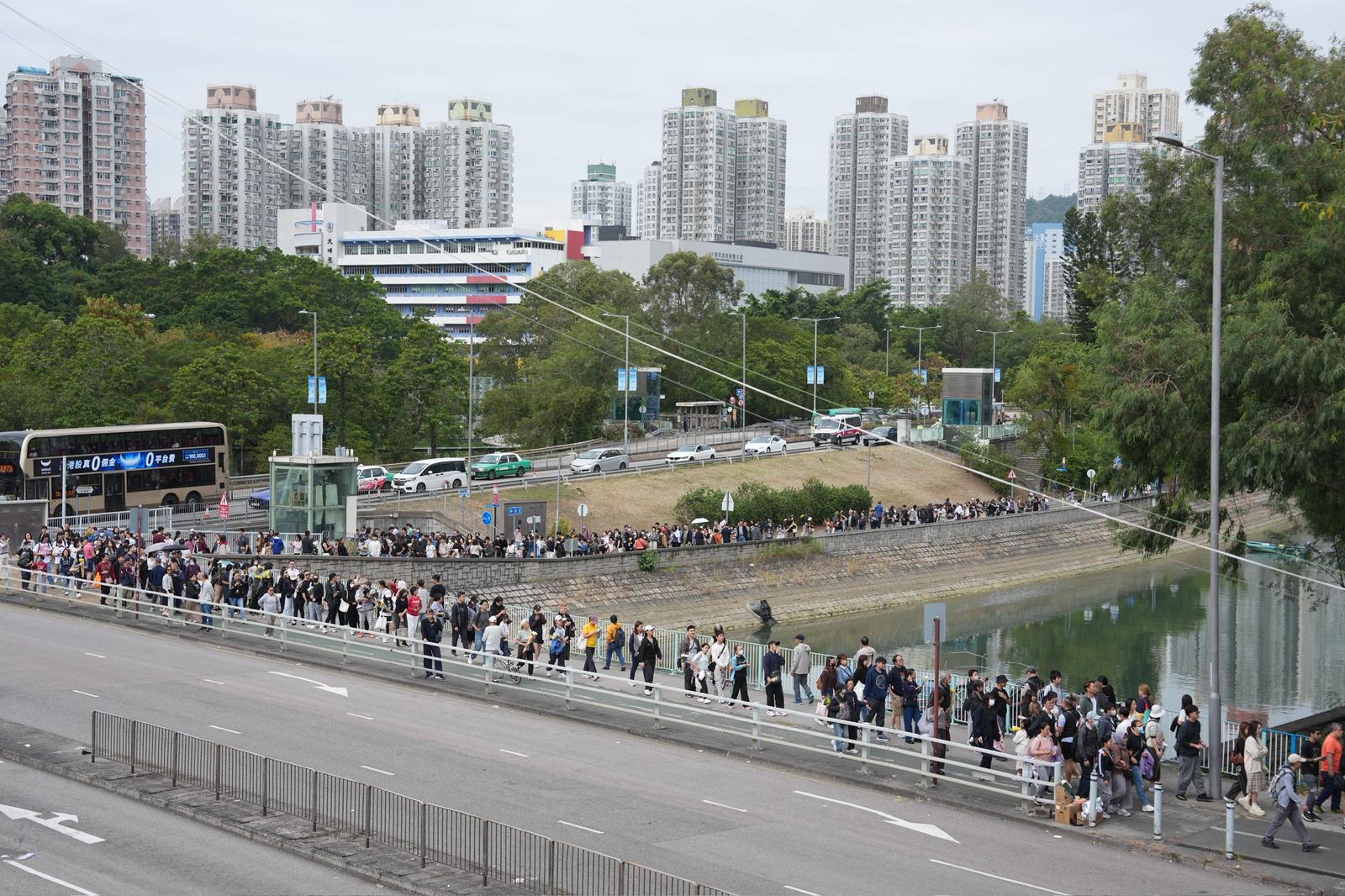 Hình ảnh đau thương 4 ngày sau hỏa hoạn tại Hong Kong và công tác cứu hộ khẩn cấp - Ảnh 6. Hình ảnh đau thương 4 ngày sau hỏa hoạn tại Hong Kong và công tác cứu hộ khẩn cấp - Ảnh 6.