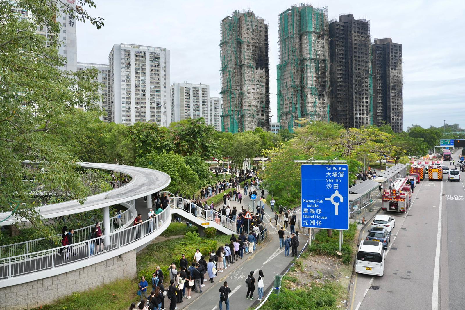 Hình ảnh đau thương 4 ngày sau hỏa hoạn tại Hong Kong và công tác cứu hộ khẩn cấp - Ảnh 7. Hình ảnh đau thương 4 ngày sau hỏa hoạn tại Hong Kong và công tác cứu hộ khẩn cấp - Ảnh 7.