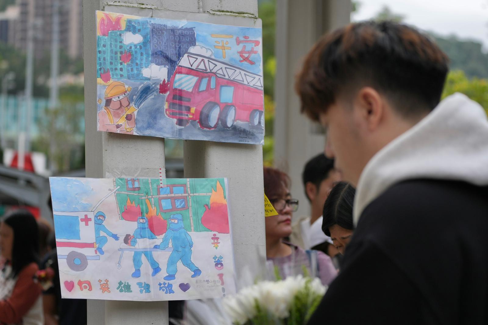 Hình ảnh đau thương 4 ngày sau hỏa hoạn tại Hong Kong và công tác cứu hộ khẩn cấp - Ảnh 8. Hình ảnh đau thương 4 ngày sau hỏa hoạn tại Hong Kong và công tác cứu hộ khẩn cấp - Ảnh 8.