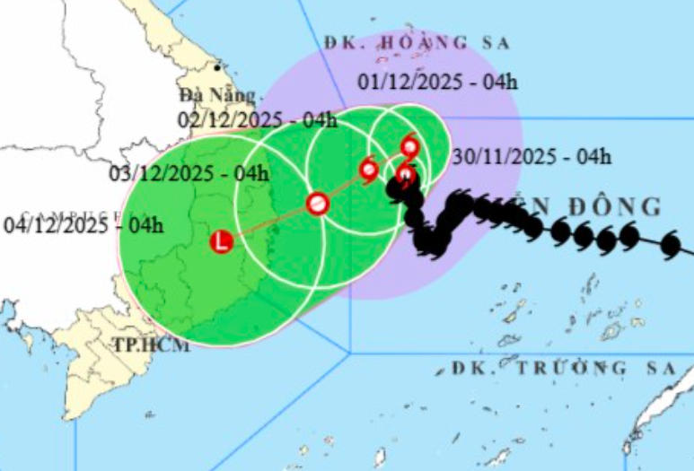 Bão số 15 giật cấp 11 di chuyển chậm trên biển Đông , cảnh báo nguy hiểm - Ảnh 1. Bão số 15 giật cấp 11 di chuyển chậm trên biển Đông , cảnh báo nguy hiểm - Ảnh 1.