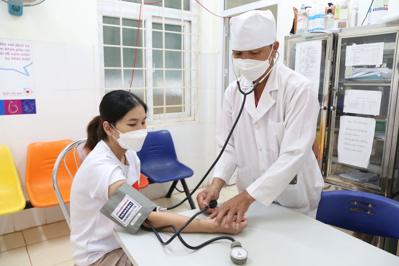 TPHCM dự kiến hỗ trợ 9 triệu đồng/tháng cho bác sĩ cao tuổi - Ảnh 1.