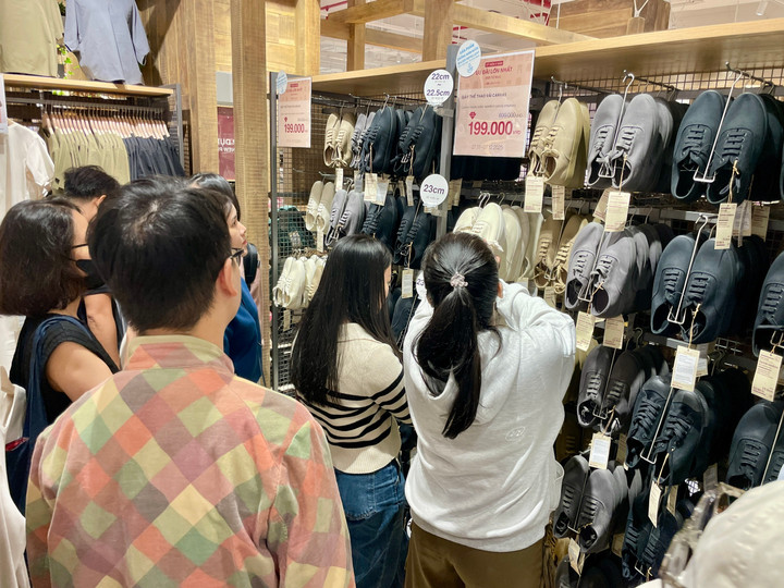 Khách chán săn quần áo giảm giá thời trang dịp Black Friday tại TP . HCM - Ảnh 2. Khách chán săn quần áo giảm giá thời trang dịp Black Friday tại TP . HCM - Ảnh 2.