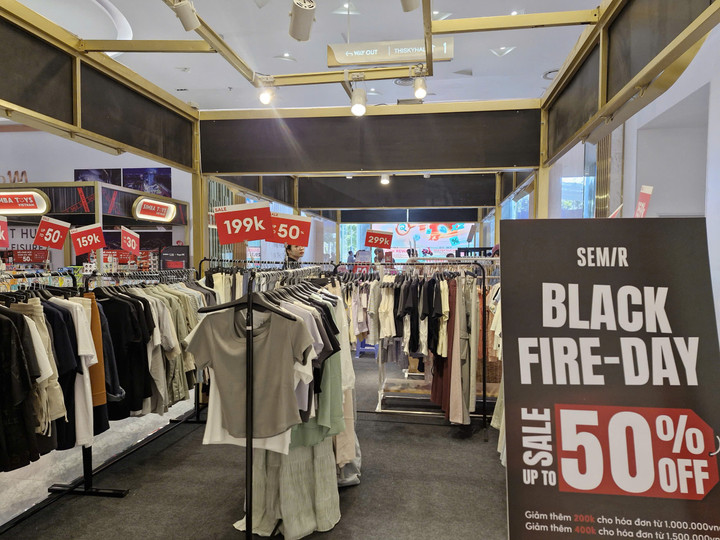 Khách chán săn quần áo giảm giá thời trang dịp Black Friday tại TP . HCM - Ảnh 4. Khách chán săn quần áo giảm giá thời trang dịp Black Friday tại TP . HCM - Ảnh 4.