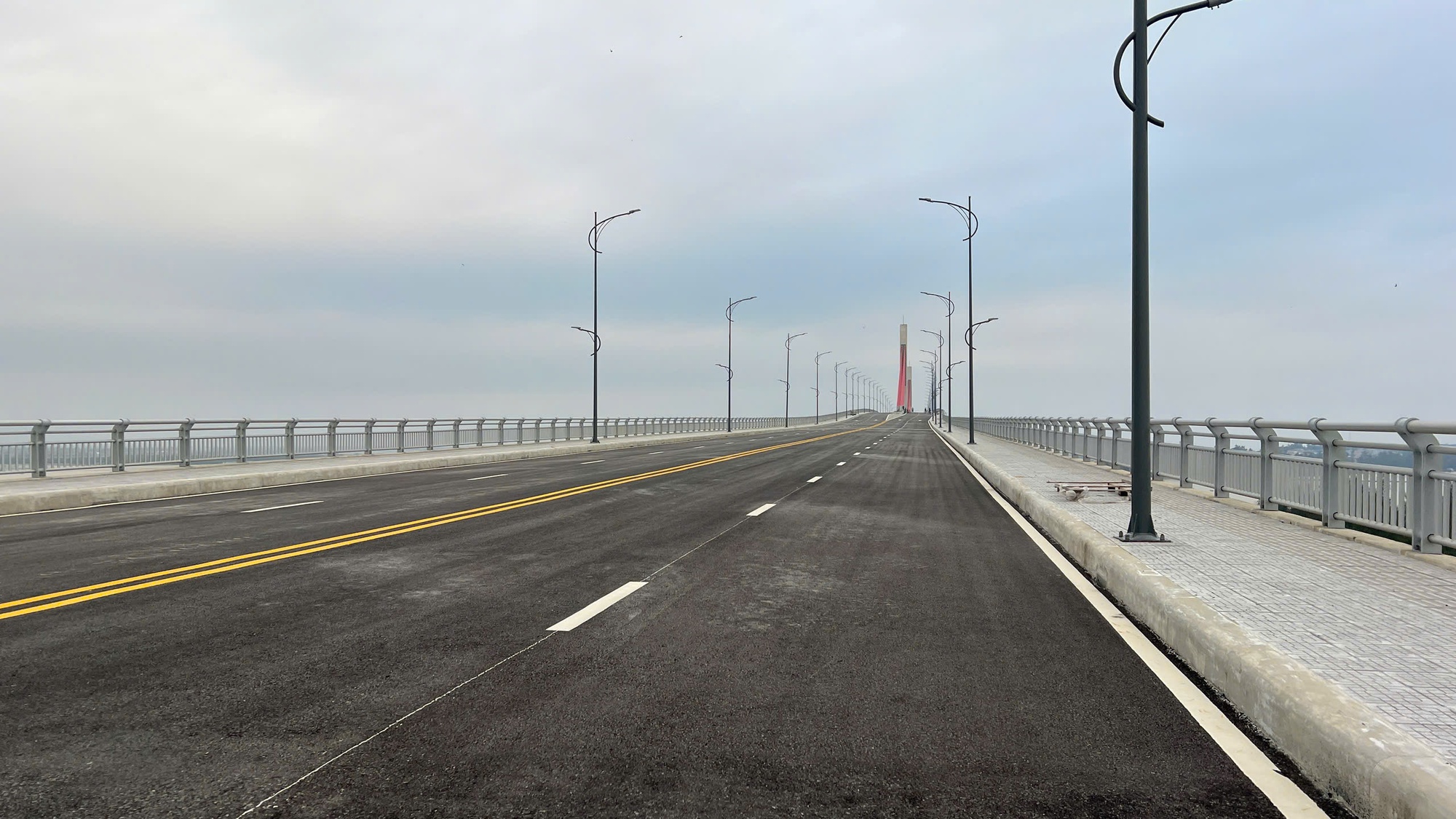 Cầu vượt cửa biển lớn nhất miền Trung hoàn thành nhưng chưa thông xe - Ảnh 4. Cầu vượt cửa biển lớn nhất miền Trung hoàn thành nhưng chưa thông xe - Ảnh 4.