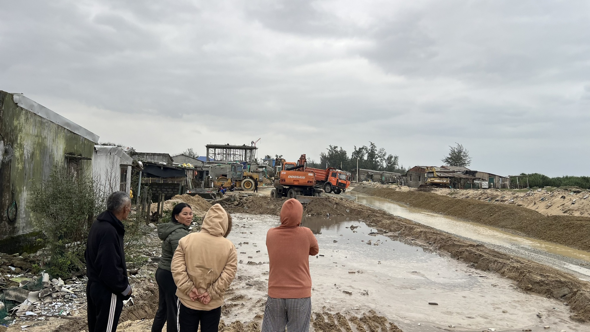 Cầu vượt cửa biển lớn nhất miền Trung hoàn thành nhưng chưa thông xe - Ảnh 6. Cầu vượt cửa biển lớn nhất miền Trung hoàn thành nhưng chưa thông xe - Ảnh 6.