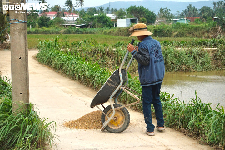Chỉ kịp cứu chính mình giữa lũ lụt Đắk Lắk , nỗi đau của người đàn ông mất 3 người thân - Ảnh 4. Chỉ kịp cứu chính mình giữa lũ lụt Đắk Lắk , nỗi đau của người đàn ông mất 3 người thân - Ảnh 4.