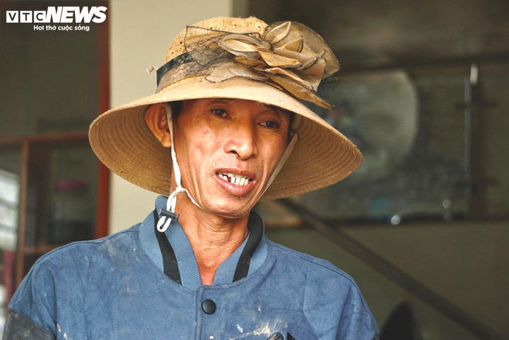 Chỉ kịp cứu chính mình giữa lũ lụt Đắk Lắk , nỗi đau của người đàn ông mất 3 người thân - Ảnh 1. Chỉ kịp cứu chính mình giữa lũ lụt Đắk Lắk , nỗi đau của người đàn ông mất 3 người thân - Ảnh 1.