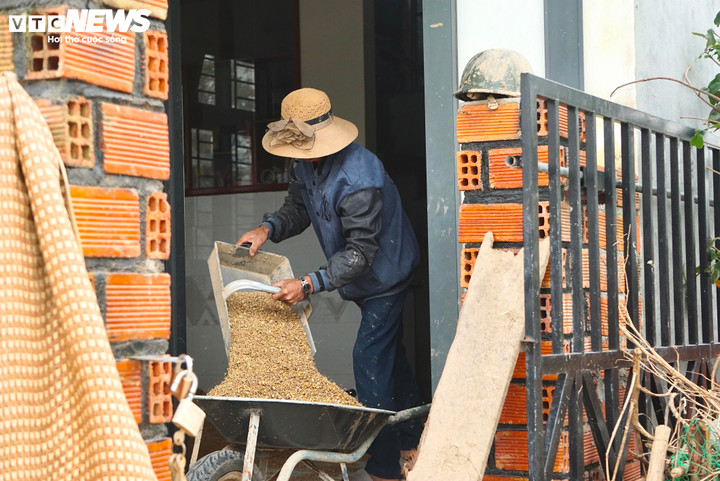 Chỉ kịp cứu chính mình giữa lũ lụt Đắk Lắk , nỗi đau của người đàn ông mất 3 người thân - Ảnh 3. Chỉ kịp cứu chính mình giữa lũ lụt Đắk Lắk , nỗi đau của người đàn ông mất 3 người thân - Ảnh 3.