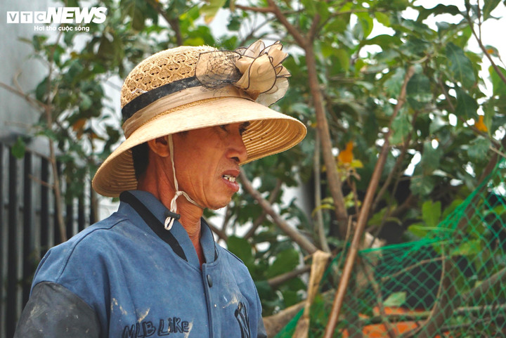 Chỉ kịp cứu chính mình giữa lũ lụt Đắk Lắk , nỗi đau của người đàn ông mất 3 người thân - Ảnh 2. Chỉ kịp cứu chính mình giữa lũ lụt Đắk Lắk , nỗi đau của người đàn ông mất 3 người thân - Ảnh 2.