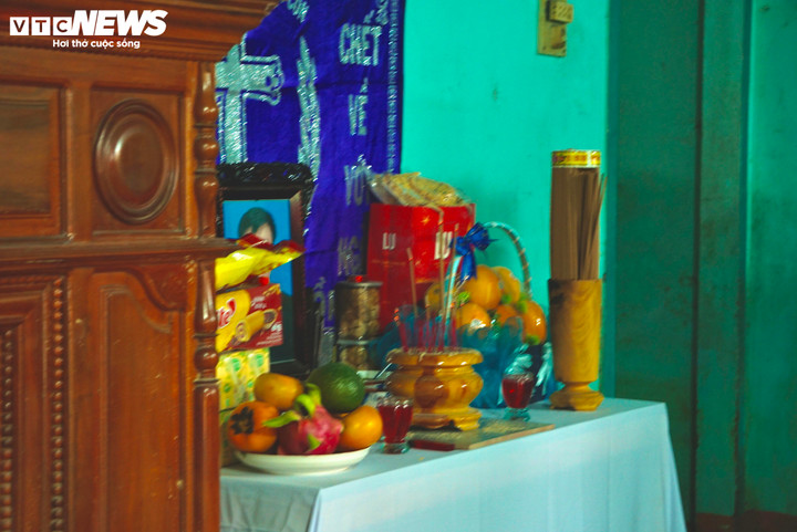 Chỉ kịp cứu chính mình giữa lũ lụt Đắk Lắk , nỗi đau của người đàn ông mất 3 người thân - Ảnh 5. Chỉ kịp cứu chính mình giữa lũ lụt Đắk Lắk , nỗi đau của người đàn ông mất 3 người thân - Ảnh 5.