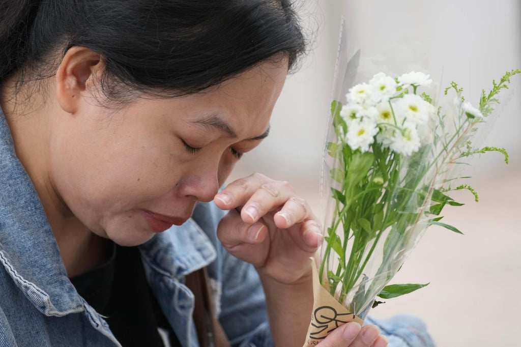 Hình ảnh đau thương 4 ngày sau hỏa hoạn tại Hong Kong và công tác cứu hộ khẩn cấp - Ảnh 2. Hình ảnh đau thương 4 ngày sau hỏa hoạn tại Hong Kong và công tác cứu hộ khẩn cấp - Ảnh 2.