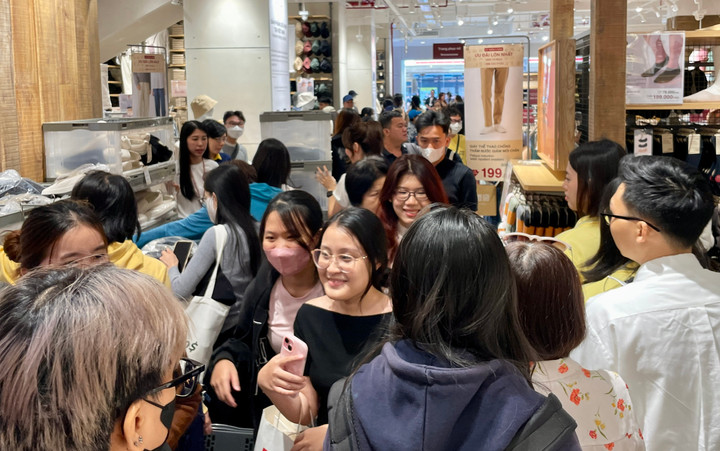 Khách chán săn quần áo giảm giá thời trang dịp Black Friday tại TP . HCM - Ảnh 1. Khách chán săn quần áo giảm giá thời trang dịp Black Friday tại TP . HCM - Ảnh 1.