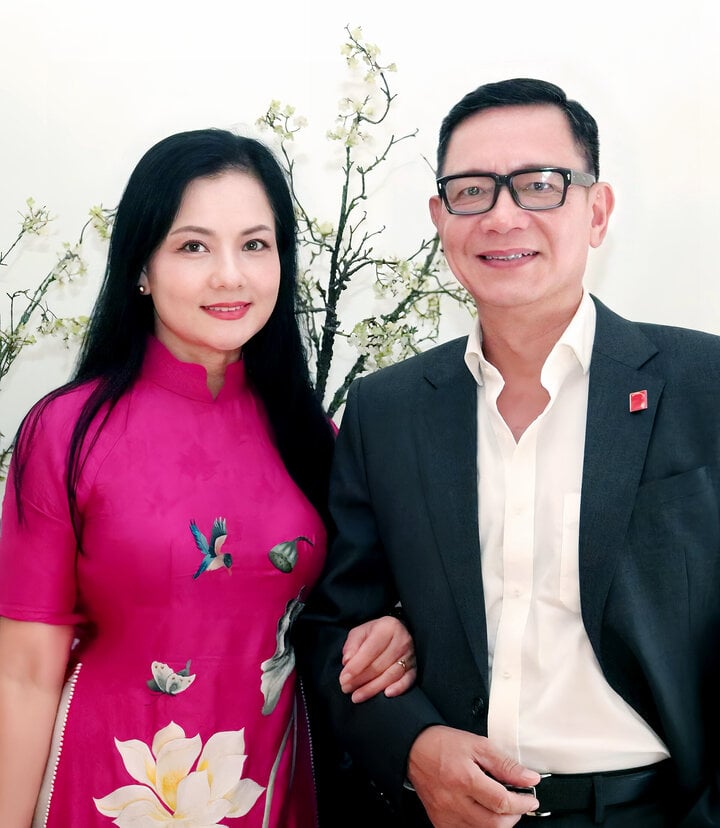 Nữ Đại tá là NSND tóc bạc trắng vẫn đẹp tỏa sáng khi ở bên chồng tài tử, cái nắm tay cũng gây chú ý- Ảnh 1. Nữ Đại tá là NSND tóc bạc trắng vẫn đẹp tỏa sáng khi ở bên chồng tài tử, cái nắm tay cũng gây chú ý- Ảnh 1.