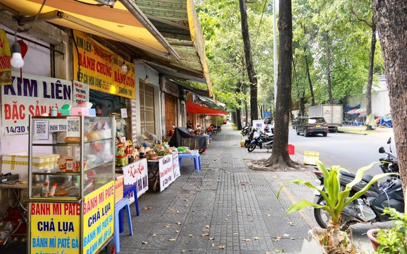 Lấn chiếm vỉa hè tại TPHCM có thể mất điểm GPLX - Ảnh 1. Lấn chiếm vỉa hè tại TPHCM có thể mất điểm GPLX - Ảnh 1.