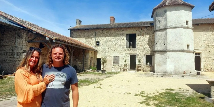 Cặp đôi người Anh cải tạo ngôi làng bỏ hoang thành khu nghỉ dưỡng sang trọng - Ảnh 1. Cặp đôi người Anh cải tạo ngôi làng bỏ hoang thành khu nghỉ dưỡng sang trọng - Ảnh 1.