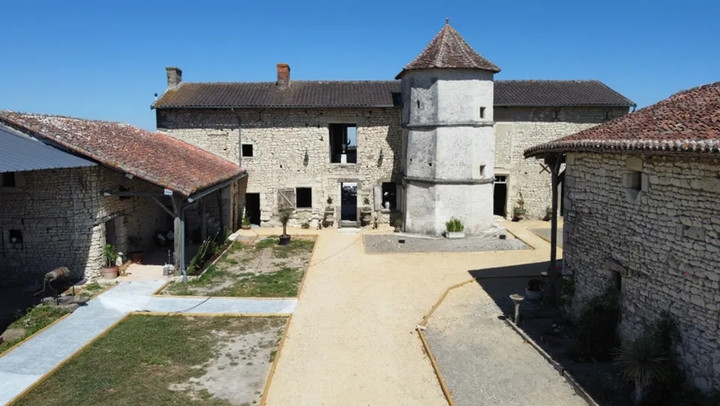 Cặp đôi người Anh cải tạo ngôi làng bỏ hoang thành khu nghỉ dưỡng sang trọng - Ảnh 6. Cặp đôi người Anh cải tạo ngôi làng bỏ hoang thành khu nghỉ dưỡng sang trọng - Ảnh 6.