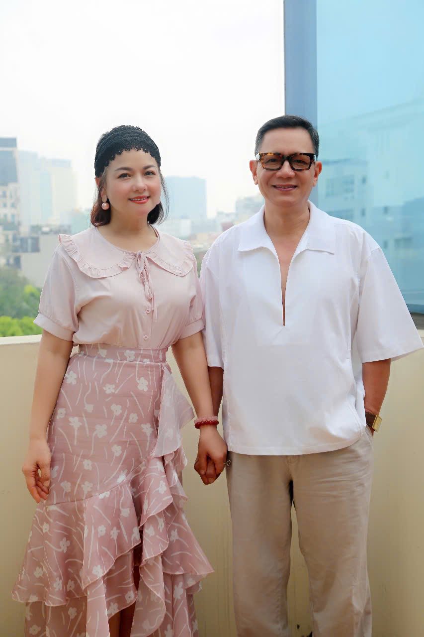 Nữ Đại tá là NSND tóc bạc trắng vẫn đẹp tỏa sáng khi ở bên chồng tài tử, cái nắm tay cũng gây chú ý- Ảnh 3.