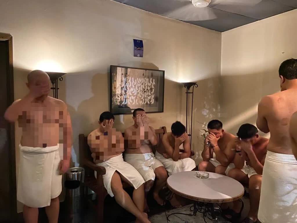 Đột kích cơ sở mát - xa đồng tính ở Malaysia , bắt giữ 201 người vi phạm - Ảnh 2. Đột kích cơ sở mát - xa đồng tính ở Malaysia , bắt giữ 201 người vi phạm - Ảnh 2.