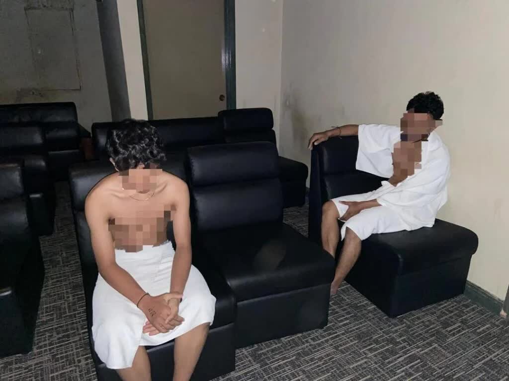 Đột kích cơ sở mát - xa đồng tính ở Malaysia , bắt giữ 201 người vi phạm - Ảnh 1. Đột kích cơ sở mát - xa đồng tính ở Malaysia , bắt giữ 201 người vi phạm - Ảnh 1.